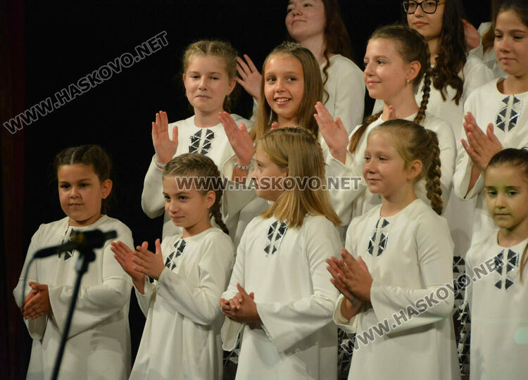 Концертът за 45 г. на хор „Орфей” препълни хасковския театър с публика