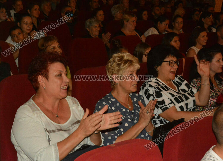 Концертът за 45 г. на хор „Орфей” препълни хасковския театър с публика