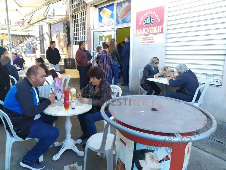 Опашки от ранни зори пред баничарницата до Джамията, очакват вълна от изселници,  дошли за вота