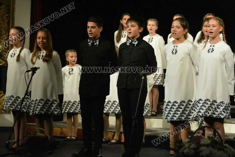 Концертът за 45 г. на хор „Орфей” препълни хасковския театър с публика