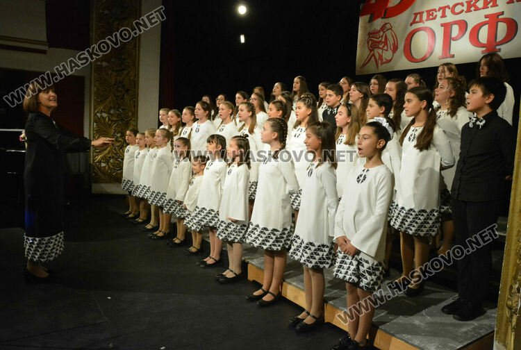 Концертът за 45 г. на хор „Орфей” препълни хасковския театър с публика