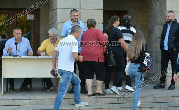 Раздадоха бюлетините и изборните книжа за секциите в община в Хасково