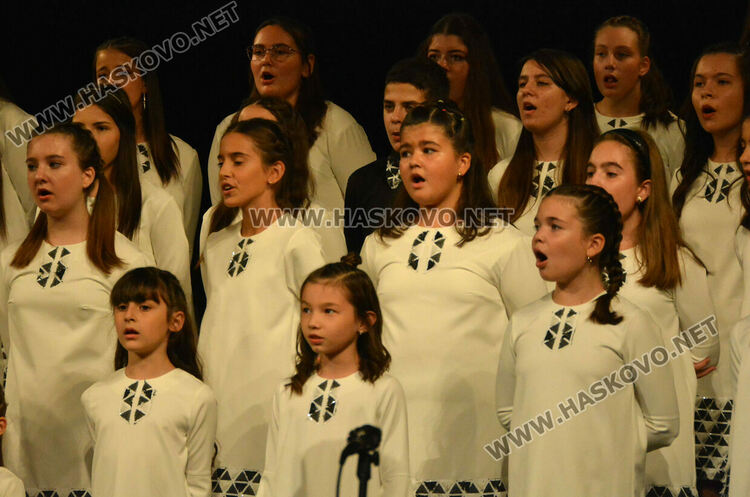 Концертът за 45 г. на хор „Орфей” препълни хасковския театър с публика