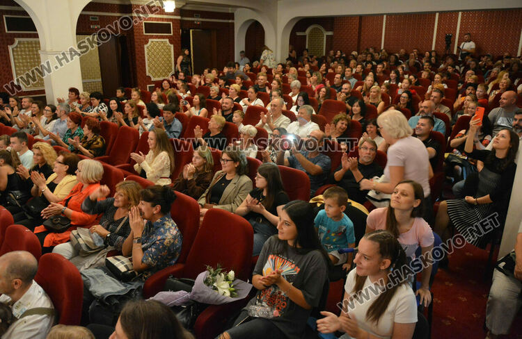 Концертът за 45 г. на хор „Орфей” препълни хасковския театър с публика