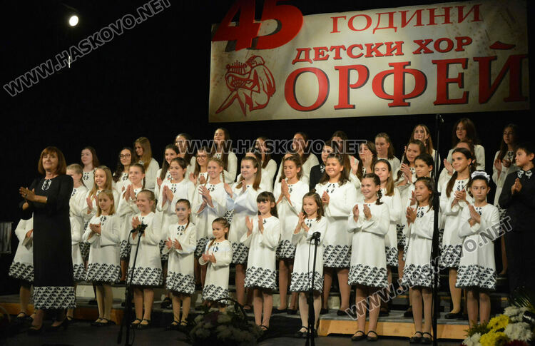 Концертът за 45 г. на хор „Орфей” препълни хасковския театър с публика