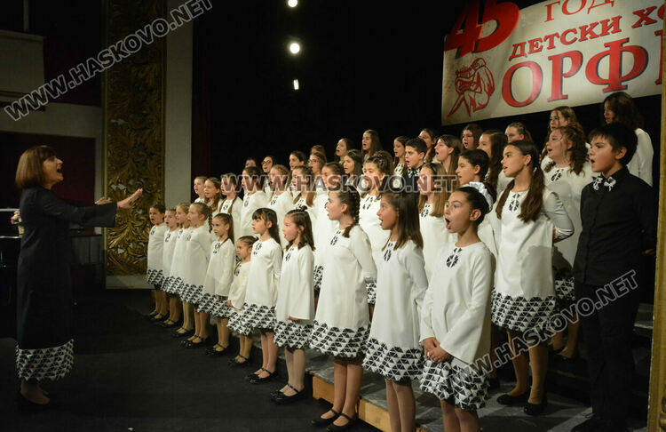 Концертът за 45 г. на хор „Орфей” препълни хасковския театър с публика