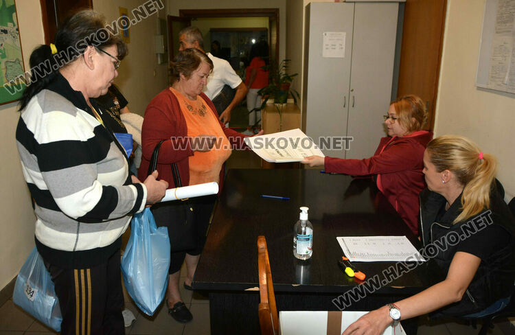 Раздадоха бюлетините и изборните книжа за секциите в община в Хасково