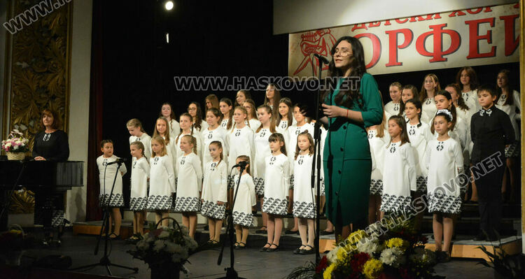 Концертът за 45 г. на хор „Орфей” препълни хасковския театър с публика