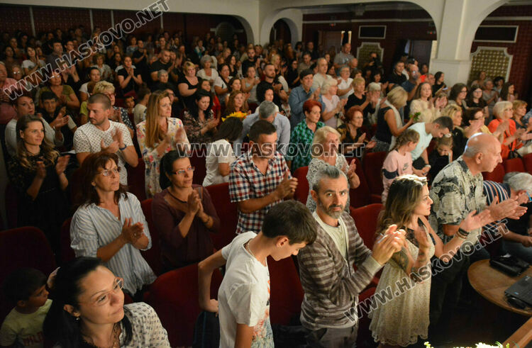 Концертът за 45 г. на хор „Орфей” препълни хасковския театър с публика