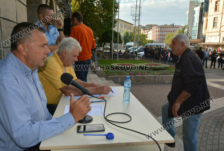 Раздадоха бюлетините и изборните книжа за секциите в община в Хасково