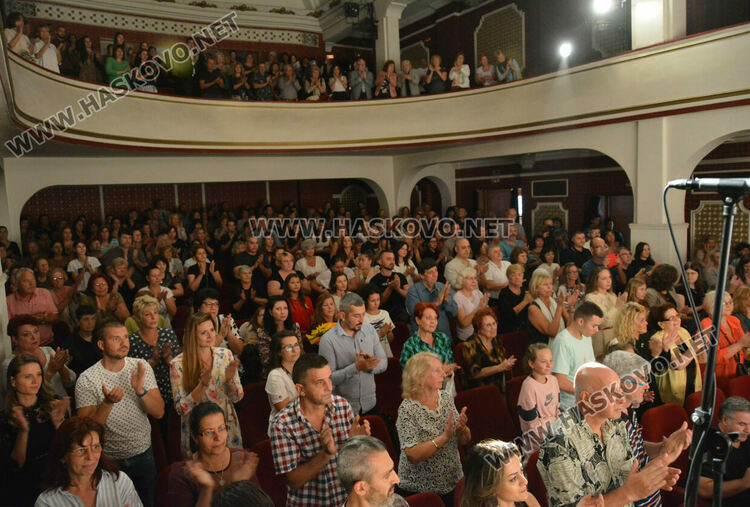 Концертът за 45 г. на хор „Орфей” препълни хасковския театър с публика