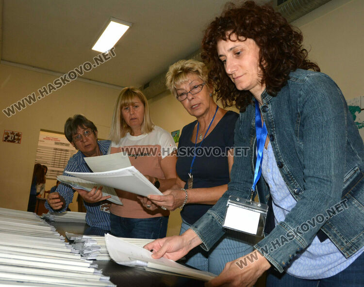 Раздадоха бюлетините и изборните книжа за секциите в община в Хасково