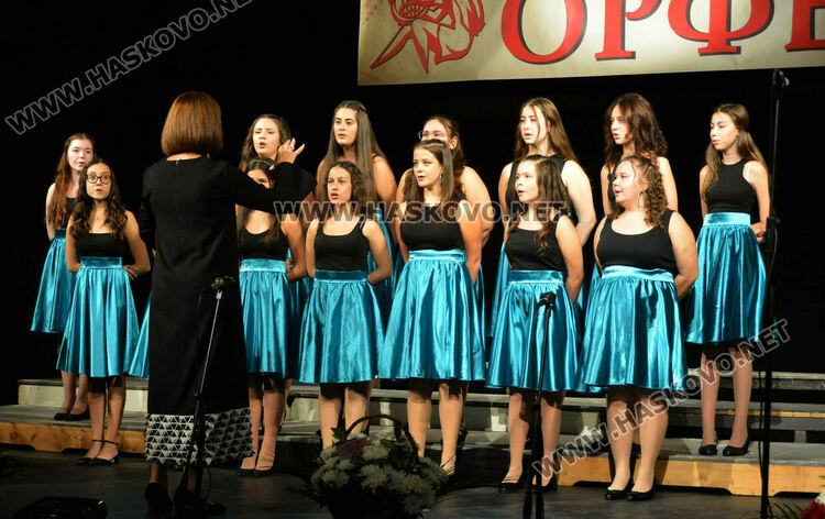 Концертът за 45 г. на хор „Орфей” препълни хасковския театър с публика