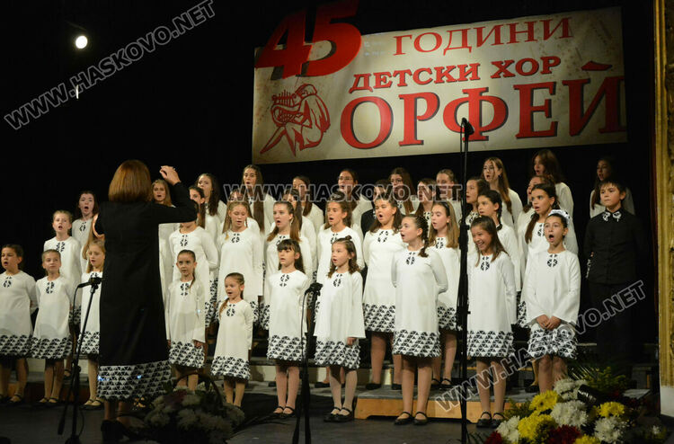 Концертът за 45 г. на хор „Орфей” препълни хасковския театър с публика