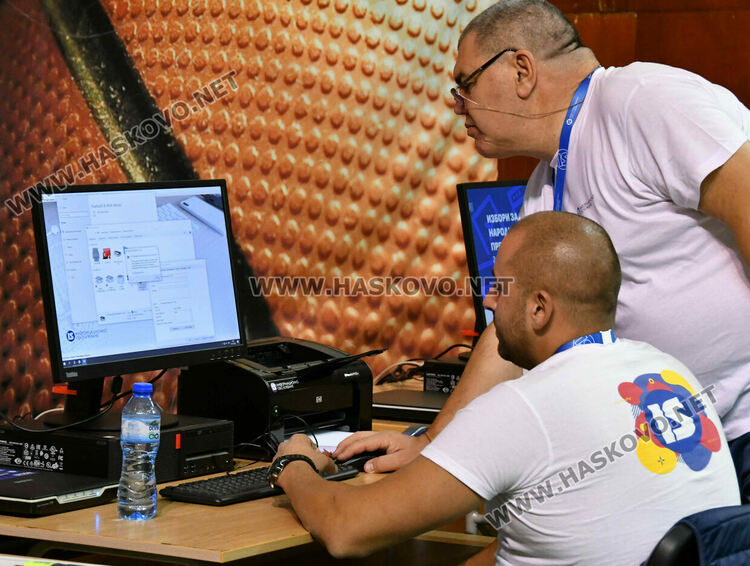 Подвижни секции първо предадоха бюлетините и изборните книжа в РИК-Хасково