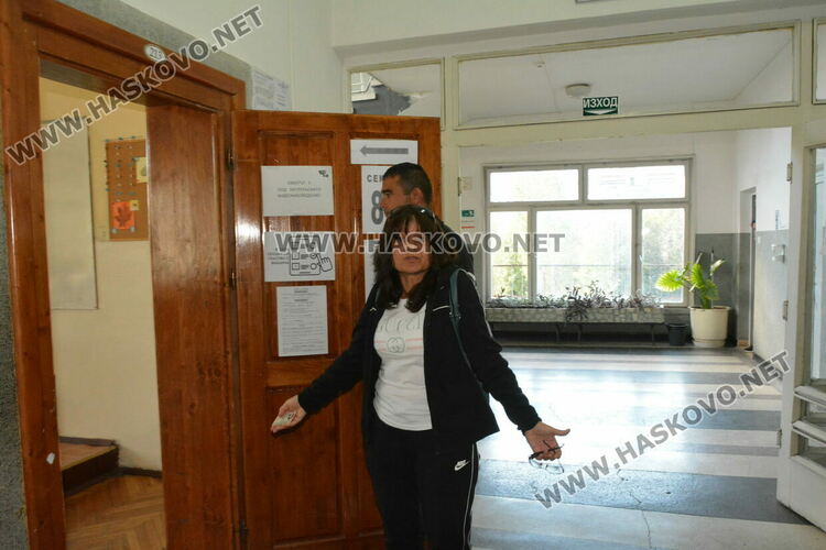 Блокирала машина за гласуване ядоса избиратели в Хасково, някои се отказаха да чакат