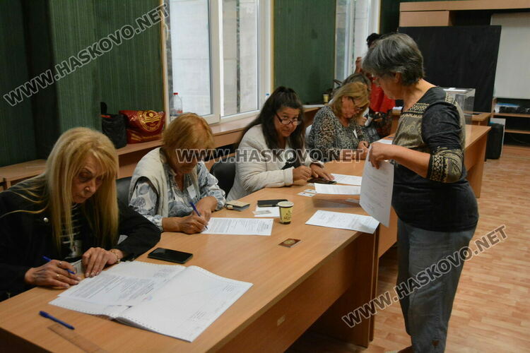 Изборният ден в Хасковско започна нормално, гласуването слабо