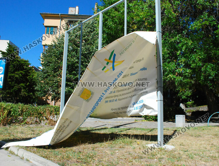 Вятърът откърти изолация на саниран блок в „Орфей“