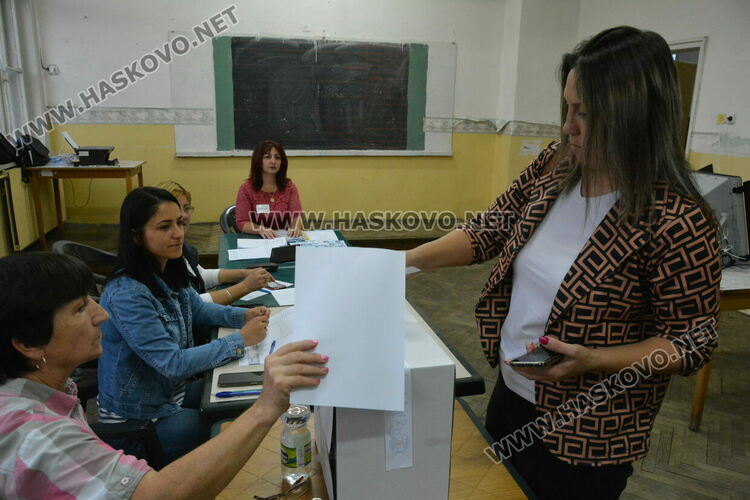 Изборният ден в Хасковско започна нормално, гласуването слабо