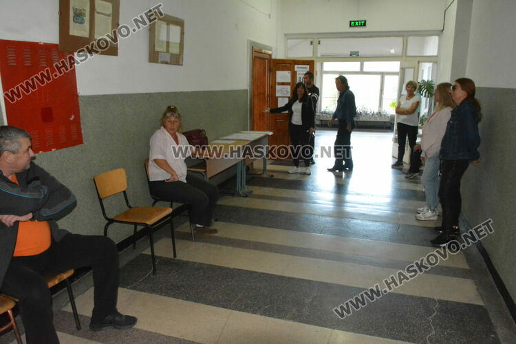 Блокирала машина за гласуване ядоса избиратели в Хасково, някои се отказаха да чакат