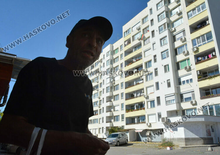 Вятърът откърти изолация на саниран блок в „Орфей“