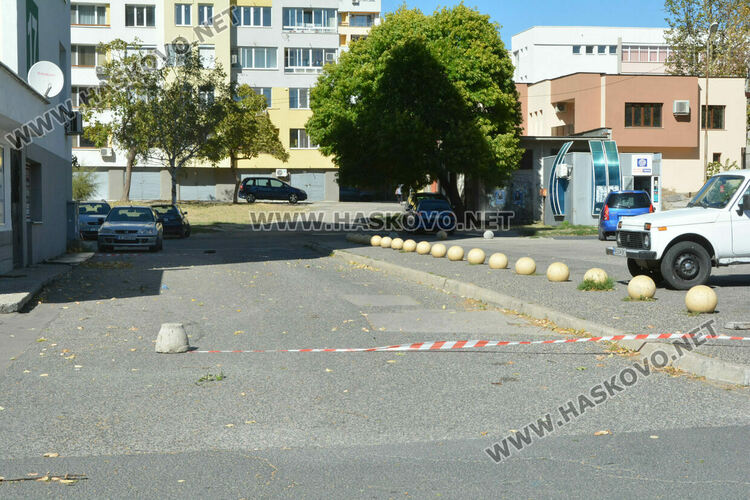 Вятърът откърти изолация на саниран блок в „Орфей“