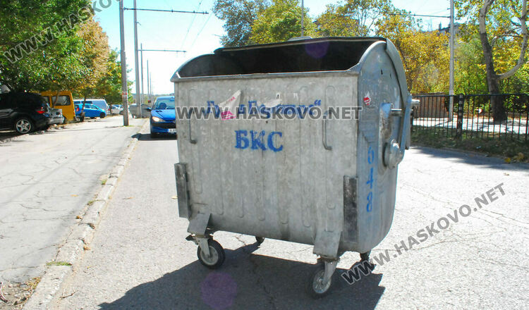 Вятърът откърти изолация на саниран блок в „Орфей“