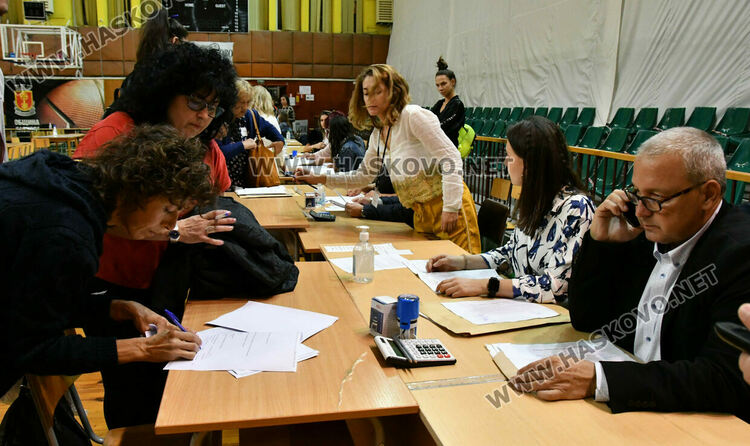 Подвижни секции първо предадоха бюлетините и изборните книжа в РИК-Хасково