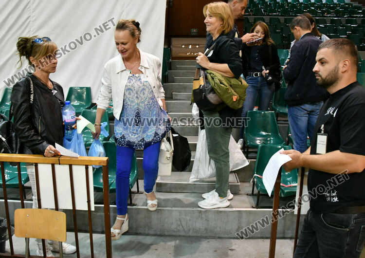 Подвижни секции първо предадоха бюлетините и изборните книжа в РИК-Хасково