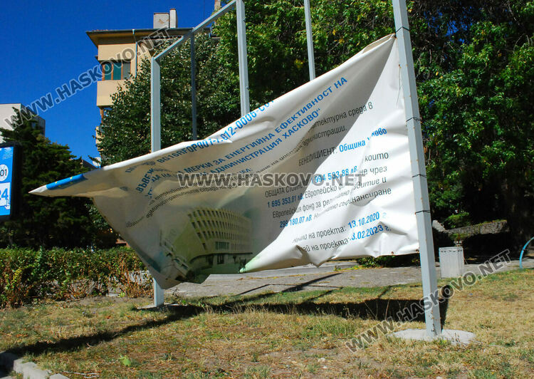 Вятърът откърти изолация на саниран блок в „Орфей“