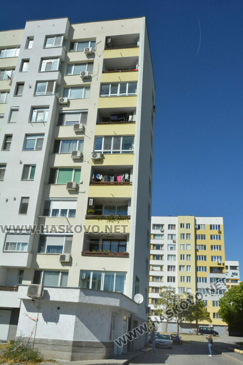 Вятърът откърти изолация на саниран блок в „Орфей“