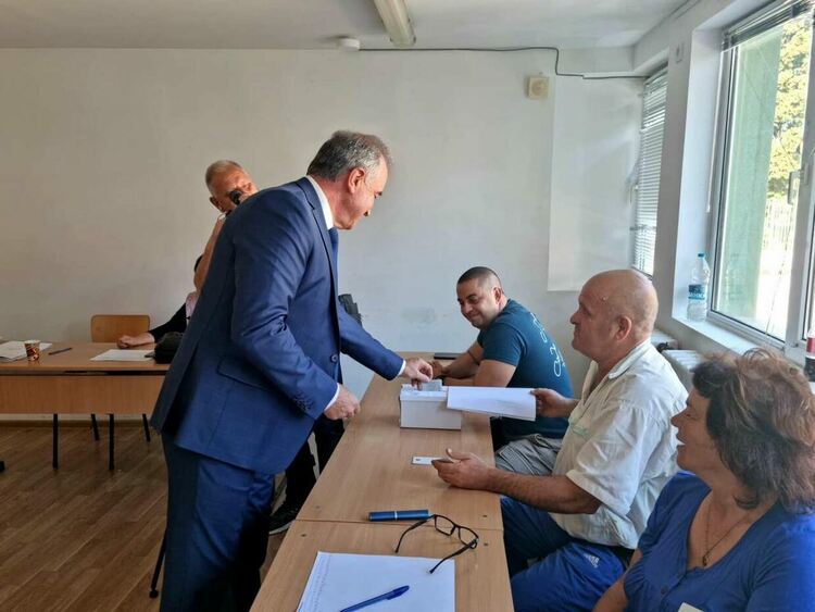 Кметът на Асеновград:Аз гласувах и се надявам още утрешният ден да ни донесе така чаканата стабилност!