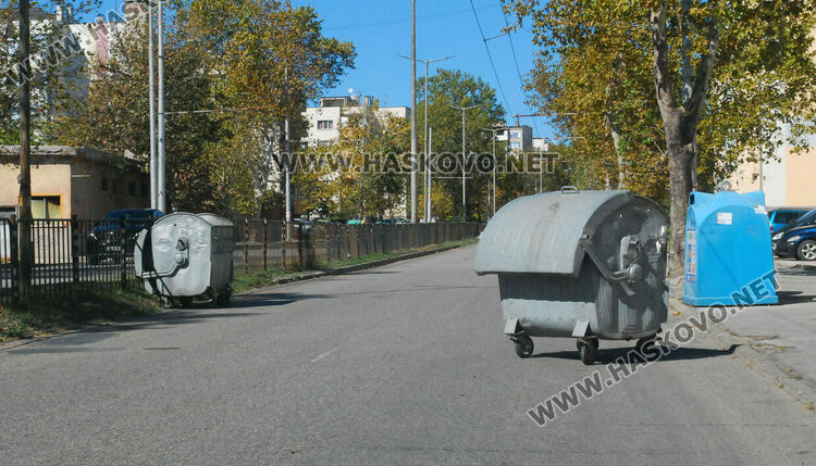 Вятърът откърти изолация на саниран блок в „Орфей“