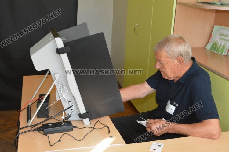 Блокирала машина за гласуване ядоса избиратели в Хасково, някои се отказаха да чакат