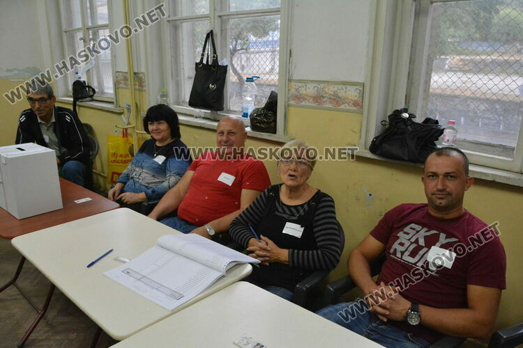 Изборният ден в Хасковско започна нормално, гласуването слабо