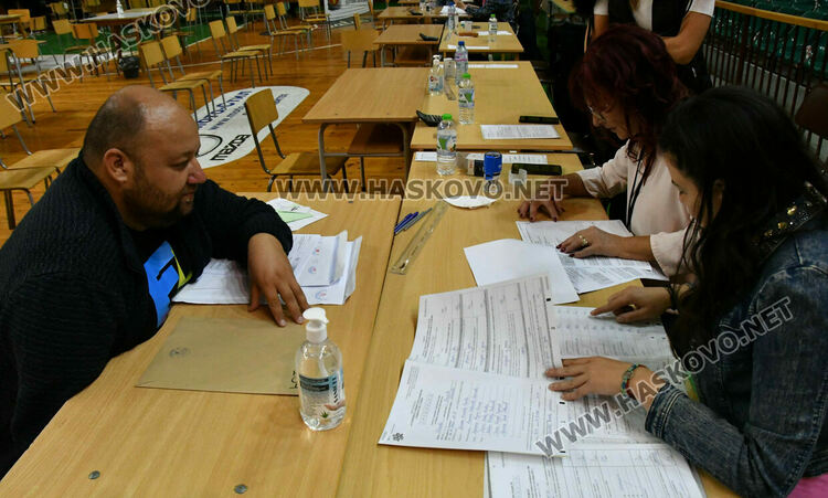 Подвижни секции първо предадоха бюлетините и изборните книжа в РИК-Хасково