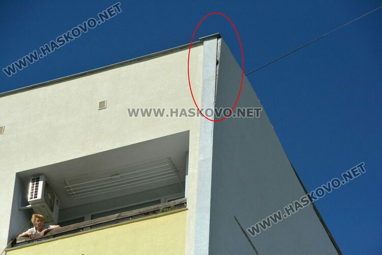 Вятърът откърти изолация на саниран блок в „Орфей“