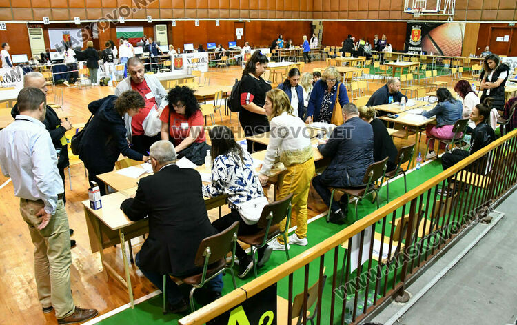 Подвижни секции първо предадоха бюлетините и изборните книжа в РИК-Хасково