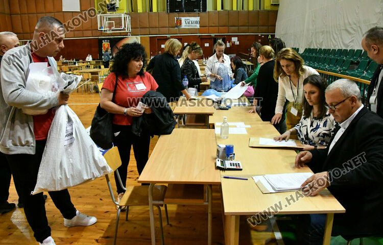Подвижни секции първо предадоха бюлетините и изборните книжа в РИК-Хасково