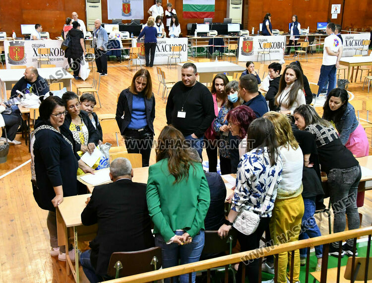 Подвижни секции първо предадоха бюлетините и изборните книжа в РИК-Хасково