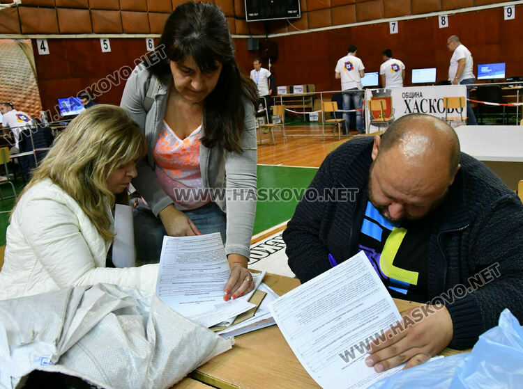 Подвижни секции първо предадоха бюлетините и изборните книжа в РИК-Хасково