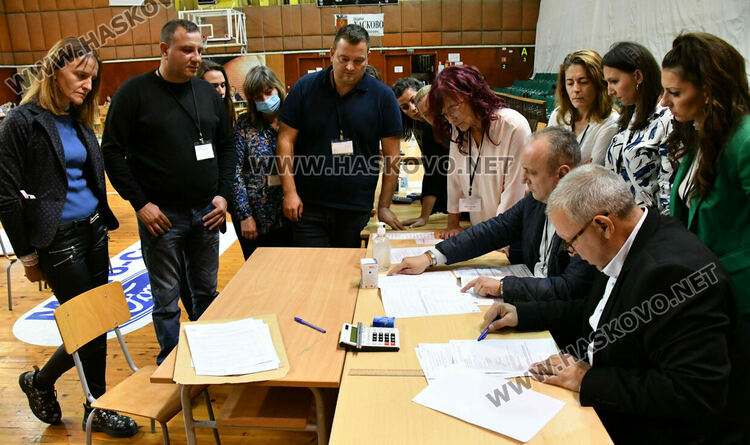 Подвижни секции първо предадоха бюлетините и изборните книжа в РИК-Хасково