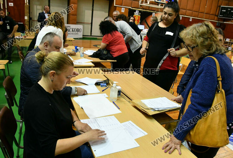 Подвижни секции първо предадоха бюлетините и изборните книжа в РИК-Хасково