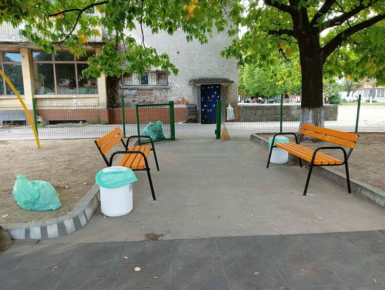 Завърши обновяването на детска площадка в центъра на Дебър