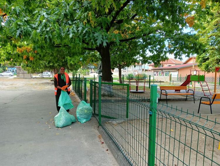 Завърши обновяването на детска площадка в центъра на Дебър