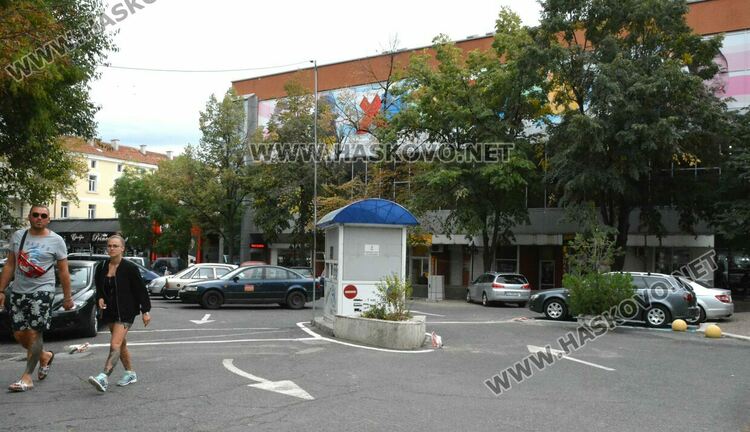 Тестов режим на паркинга до &bdquo;21 век&ldquo;, остава безплатен