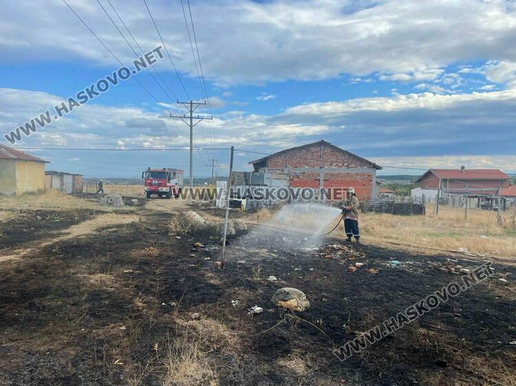 Пожар бушува в сметището край „Република“ до крайните къщи