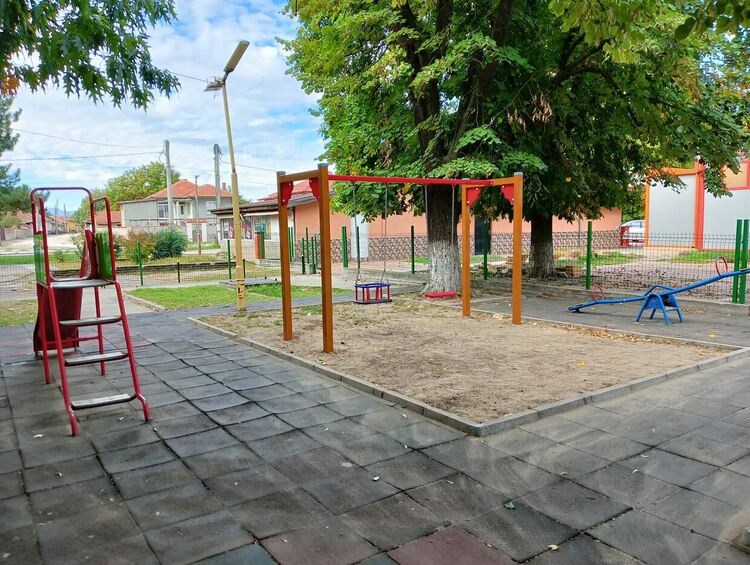 Завърши обновяването на детска площадка в центъра на Дебър