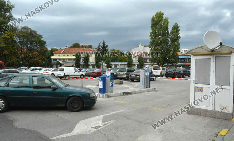 Тестов режим на паркинга до &bdquo;21 век&ldquo;, остава безплатен