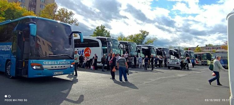 Изселниците си заминават след вота, Автогарата пълна с пасажери с безплатен билет